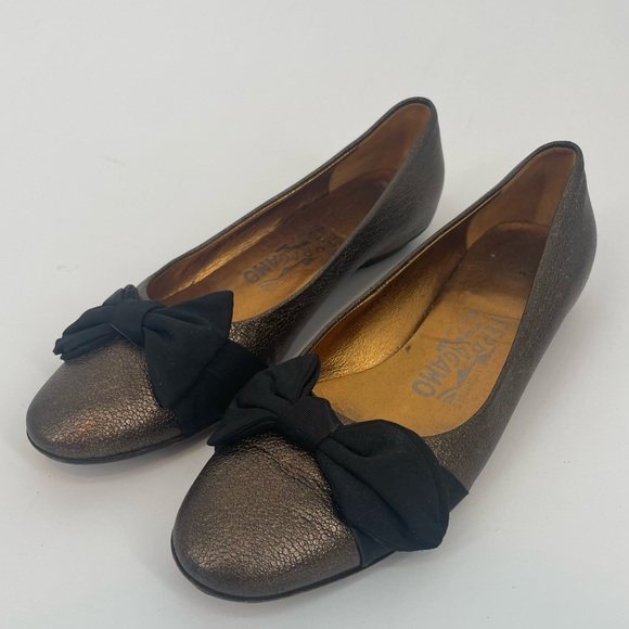 VTG Salvator Ferragamo Gold Leather Ballet Flats With Black Bow - Picture 4 of 12